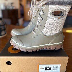 Nearly new BOG boots with faux fur lining- waterproof